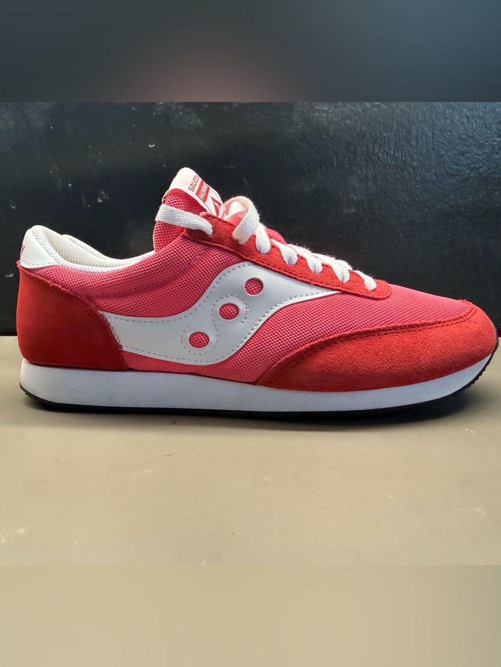 New w/o Box Womens Saucony Hornet Red White Leather Running Shoes Size Women 9.5